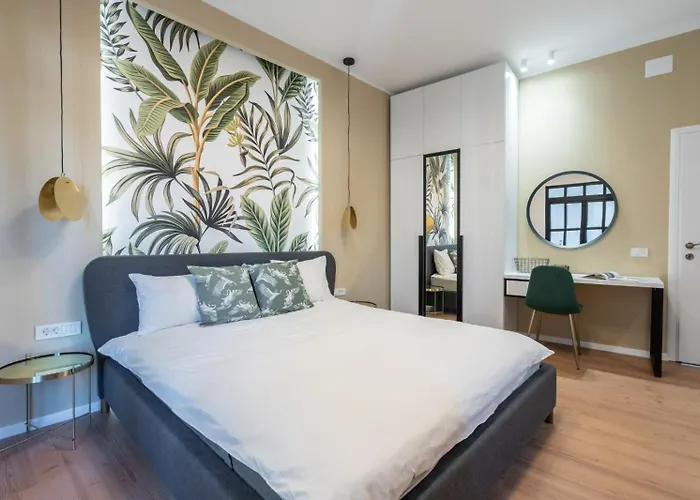 Chic In Piata Universitatii