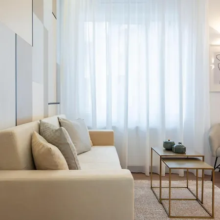 Chic In Piata Universitatii