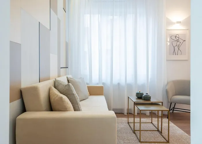 Chic In Piata Universitatii